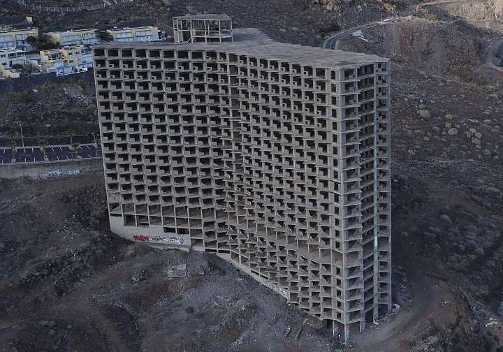 Muere una niña de 13 años tras caerse de un edificio abandonado en Tenerife