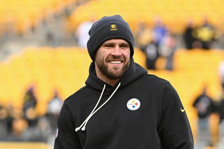 Steelers' T.J. Watt hospitalized after experiencing lung discomfort