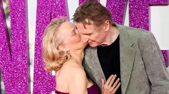 Pamela Anderson sorprendió al contar dónde hizo el amor con Liam Neeson