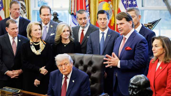 Trump boosts gas cars in fuel economy rollback