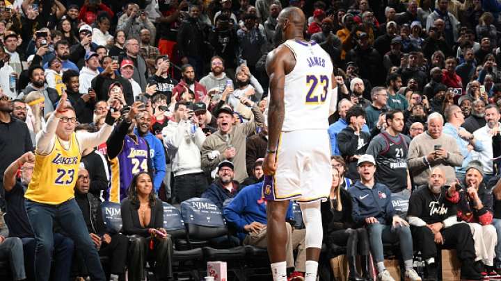 LeBron James' vintage performance leaves Philly crowd in awe after Lakers 112