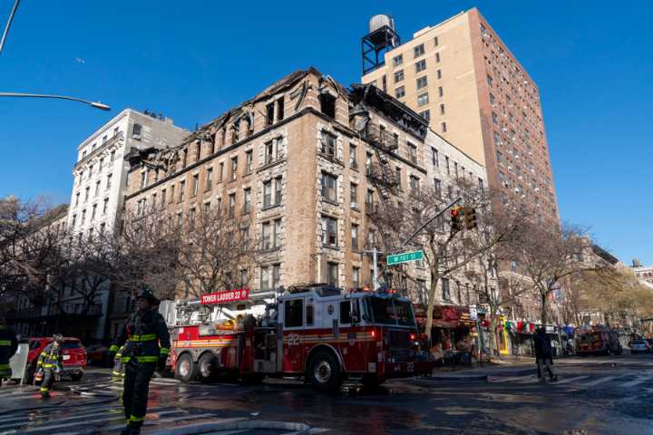 Vecino de incendio en Manhattan: Sentí un calor penetrante, como si me quemara la espalda