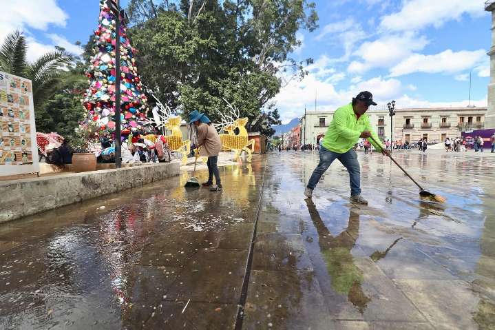 Refuerzan limpieza en el Centro Histórico con intervención en la Alameda