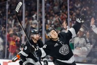 Kings hammer Blackhawks with 6