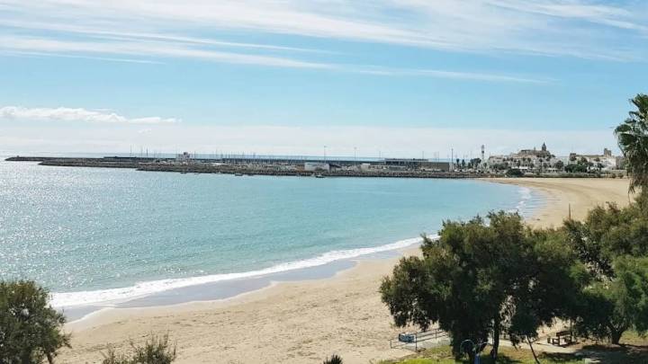 Encuentran el cuerpo sin vida de un hombre de 70 años en una playa de Rota