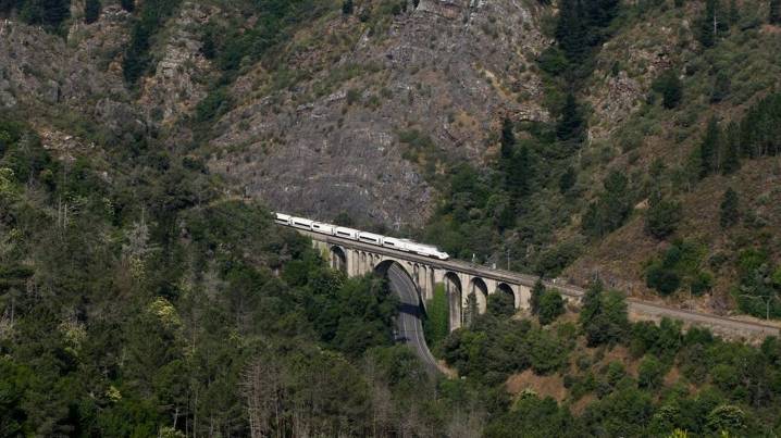 Una avería complica la circulación de trenes en torno al eje entre Ourense, Monforte y Lugo