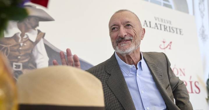 Arturo Pérez-Reverte recomienda esta colección de 32 títulos clásicos de novelas del Oeste