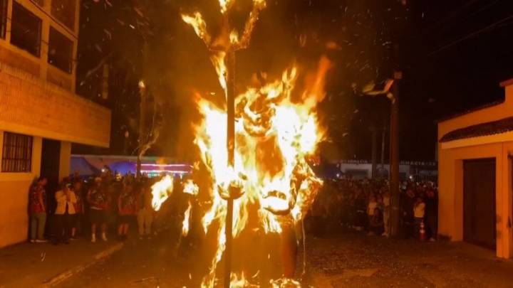 La emblemática “Quema del Diablo” en Guatemala incluye una efigie de Donald Trump
