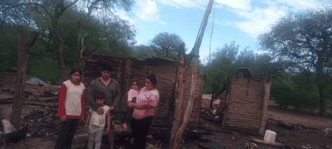 Sur salteño | Familia perdió todo tras incendio causado por un rayo durante la tormenta en Los Rosales