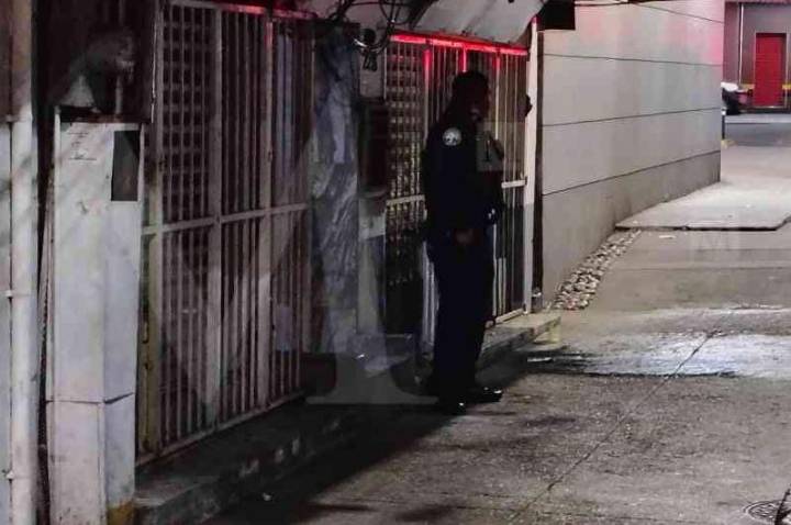 Hallan cuerpo en avanzado estado de descomposición en un departamento de la colonia Obrera