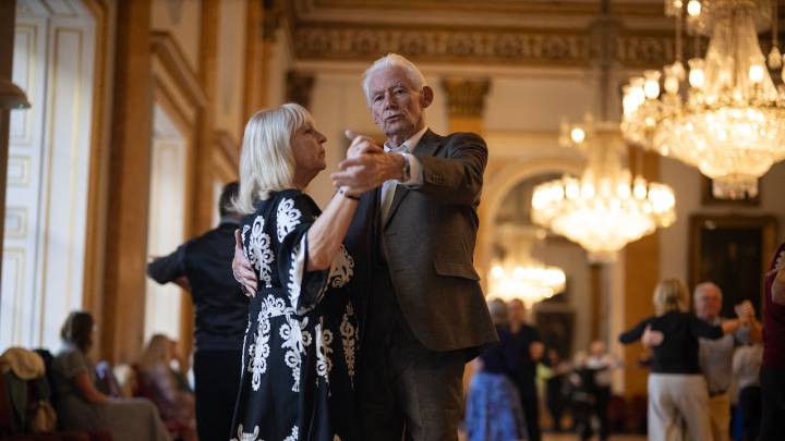 Jubilados encuentran en los bailes de salón un antídoto contra la soledad