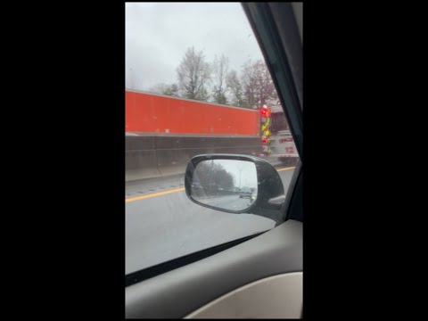 Crash closes lane on I