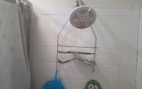 Video: Tras más de 12 horas sin agua, regresa negra, sucia y con arena