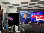 El ex-presentador de Univision combate la desinformación sobre ICE con un noticiero desde un sótano en Portland