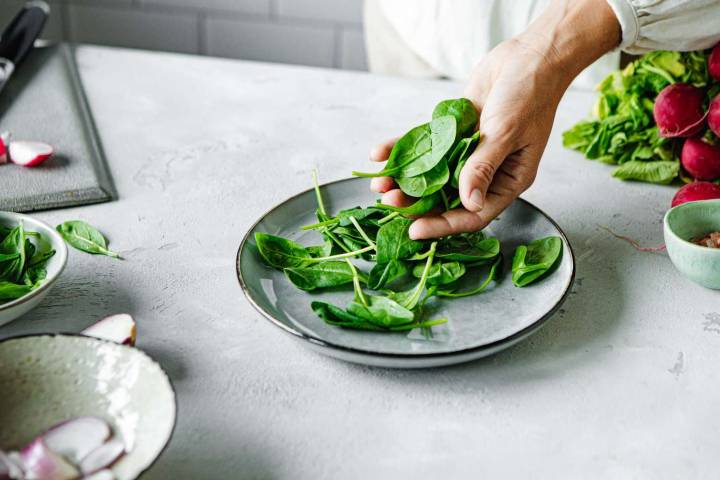 What Happens to Your Body When You Eat a Handful of Spinach Every Morning