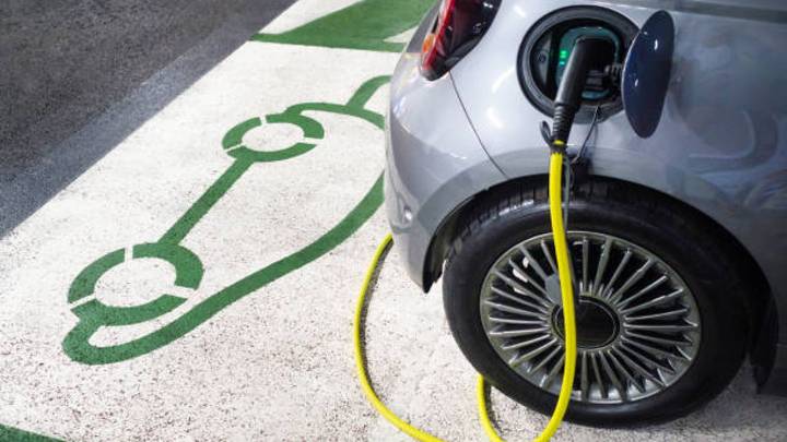 La DGT ve “un problema” que los coches eléctricos aparquen gratis en las ciudades
