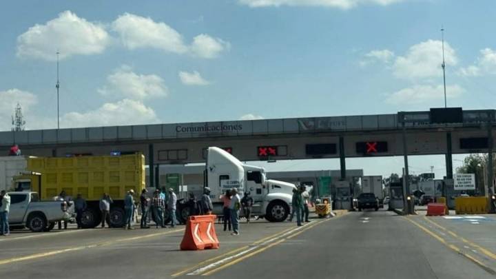 Suman tres horas de bloqueo en la México-Querétaro por manifestación de productores