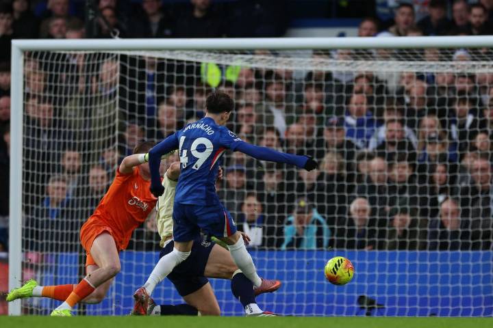 Apunta al Mundial. Los tres goles que se perdió Garnacho, que a pesar de la sequía y las críticas deja señales positivas