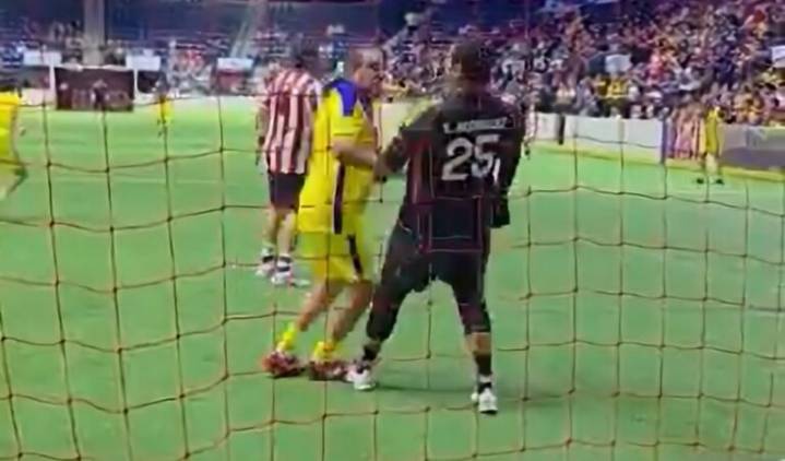 Otra vez Cuauhtémoc Blanco: agrede a rival en partido de leyendas