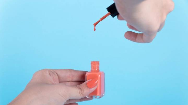 ISP ordena retirar del mercado 34 nuevos esmaltes de uñas por contener ingrediente cancerígeno
