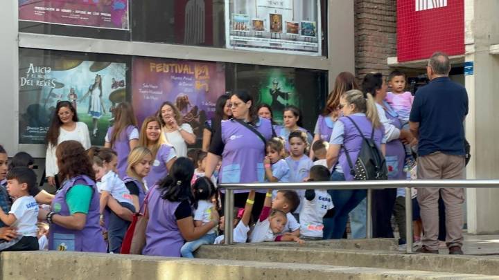 Con el Teatro Municipal repleto, entregan diplomas a egresados de los Jardines Municipales