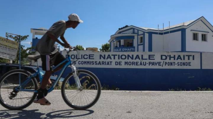 Pandillas lanzan ataque a gran escala en Haití mientras cientos de personas huyen de los disparos y de las casas incendiadas