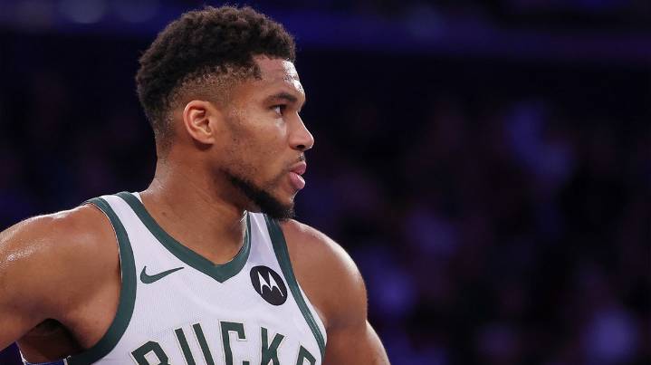 Giannis Antetokounmpo starts talks with Bucks about possible trade