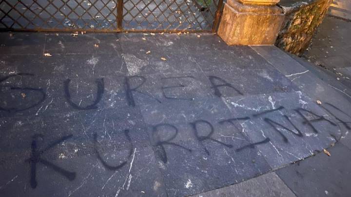 Tras el derribo del toro de Osborne… se llevan la bandera española de la Casa de Juntas de Gernika
