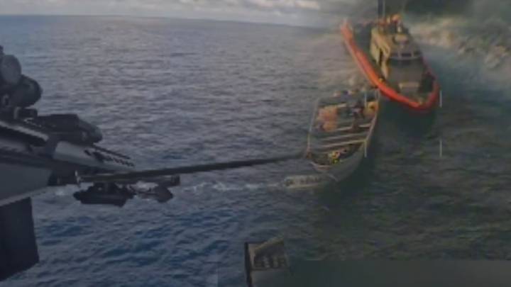 Operativo extremo en el Pacífico: francotirador estadounidense desde helicóptero detiene lancha con 20.000 libras de cocaína