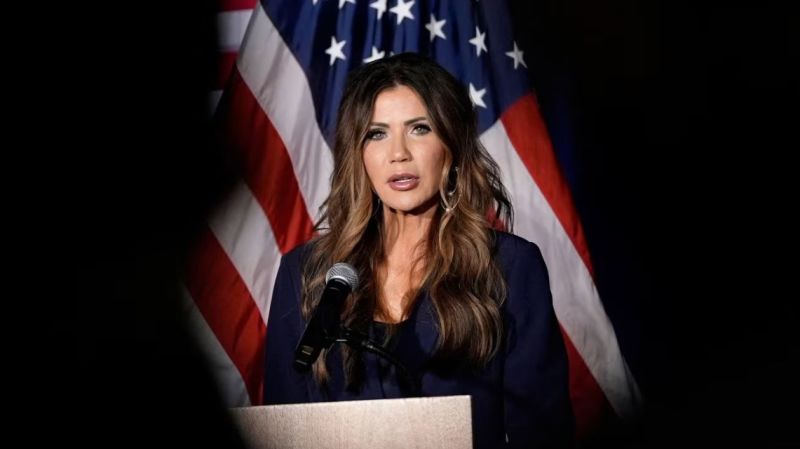 Kristi Noem pide intensificar el "veto de viaje" mientras el Gobierno de Trump endurece la represión inmigratoria
