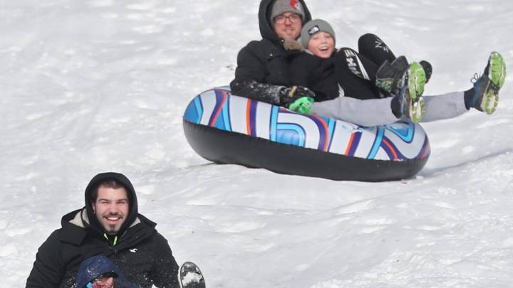 Here's where to sled for free in the Greater Akron area 🛷