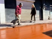 Laura Jiménez Gutiérrez supervisa pavimentación en Múzquiz