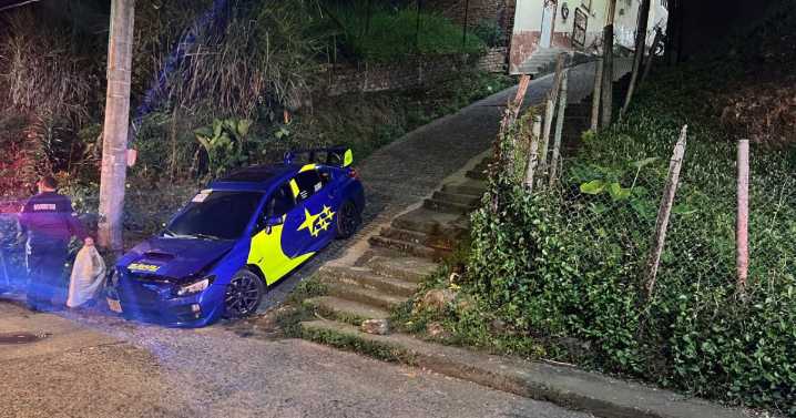 Carro quedó “clavado” en una calle empinada del Eje Cafetero, desafió el grado de inclinación