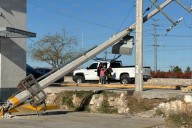Poste pone riesgo a peatones y autos rumbo al puente Libre