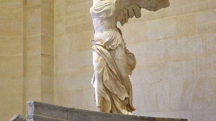 Una Victoria con alas azules