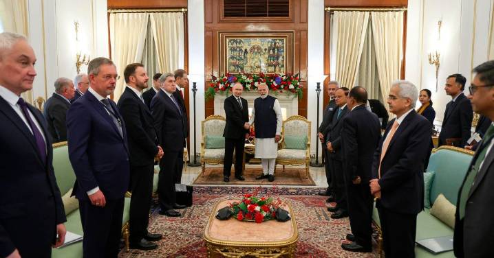 Putin asegura a Modi que negocia una "declaración pacífica" sobre Ucrania con Estados Unidos