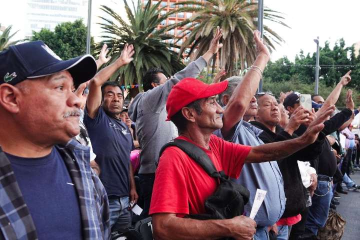 Falso que jubilados y pensionados deban tramitar pagos mensuales, aclara IMSS