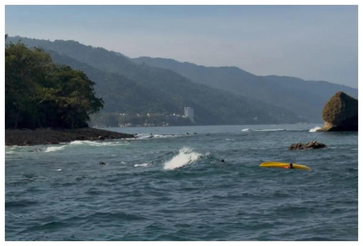 Guardavidas rescatan a dos extranjeros en Los Arcos de Mismaloya en Puerto Vallarta