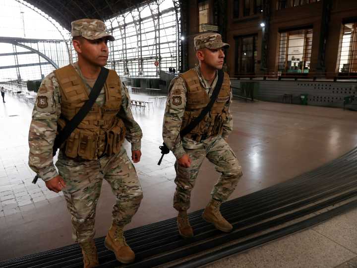 Balotaje en Chile: "Pequeña Caracas", el barrio de Santiago donde los inmigrantes temen expulsiones si la derecha gana la presidencia