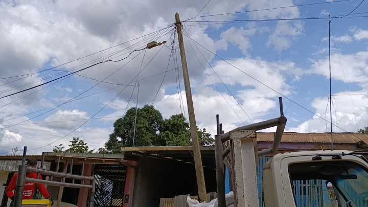 Vecinos de La Banda de Shilcayo viven en riesgo por poste a punto de colapsar desde hace cinco años