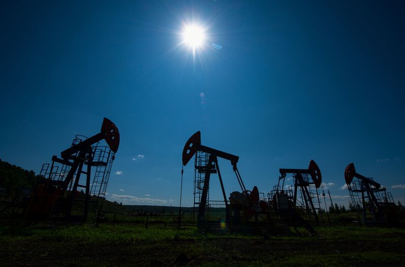 Oil prices up on US-Venezuela tensions, but set for weekly decline