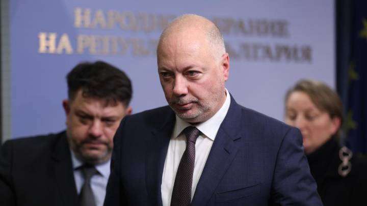 Bulgarian government resigns as protests grow over economic decisions and corruption