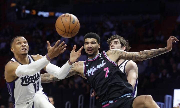 Deadspin | Zach LaVine has season-high 42 as Kings control Heat