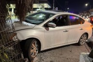 Choca contra base y es abandonado en el centro de Saltillo; tiene reporte de robo en Tamaulipas