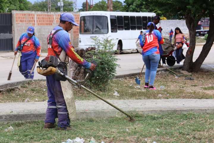 IMA beneficia a familias con jornada de limpieza en Boca de Río