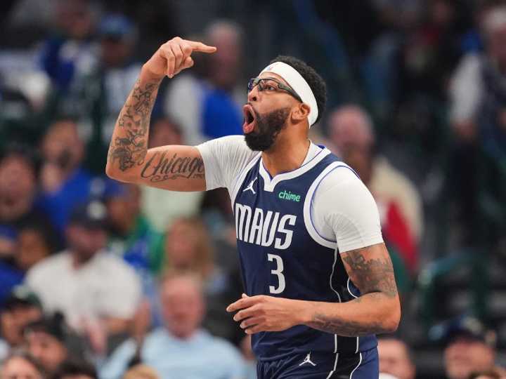 Anthony Davis comandó la victoria de los Mavericks