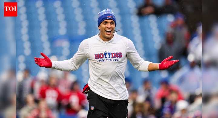 Patriots WR Mack Hollins steals the show as he goes shirtless and barefoot in freezing temperatures