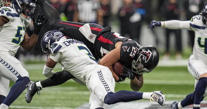 Seahawks dismantle Falcons after halftime, reach 10 wins