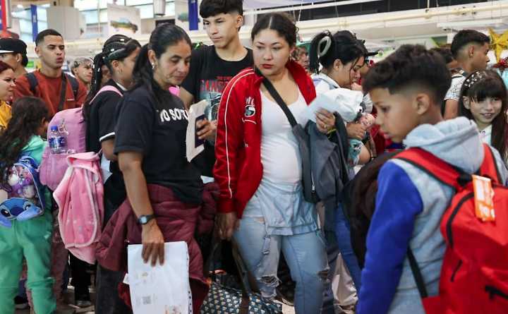 Arriban a la patria 304 connacionales provenientes de México en vuelo de Conviasa