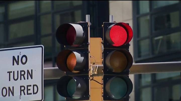 Montgomery: imponen multas a quienes giren a la derecha cuando el semáforo está rojo